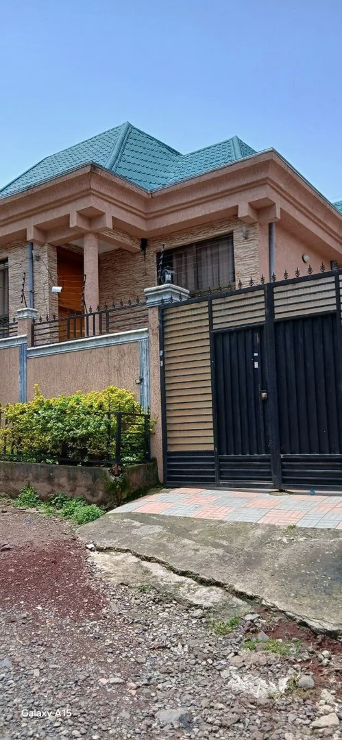 175 ካሬ የሚሸጥ ቤት በሰሚት