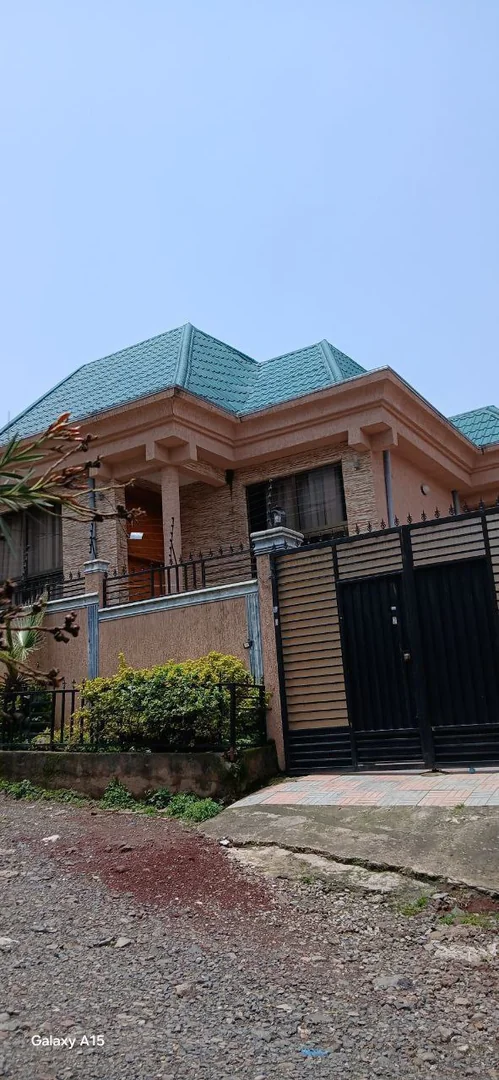 175 ካሬ የሚሸጥ ቤት በሰሚት