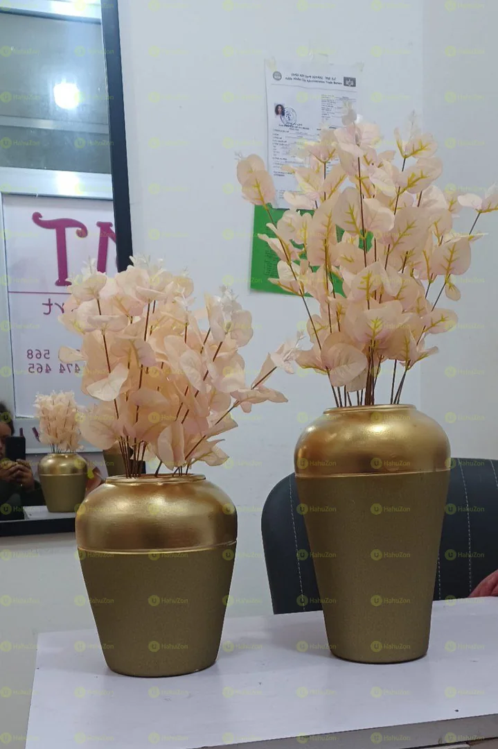 ውብ ቫስ በወርቃማ ቀለም