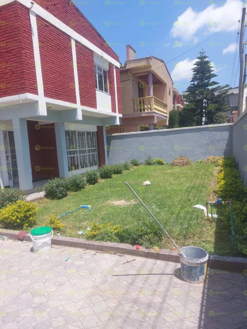 300 ካሬ የሚሸጥ G+1  ቤት በአያት