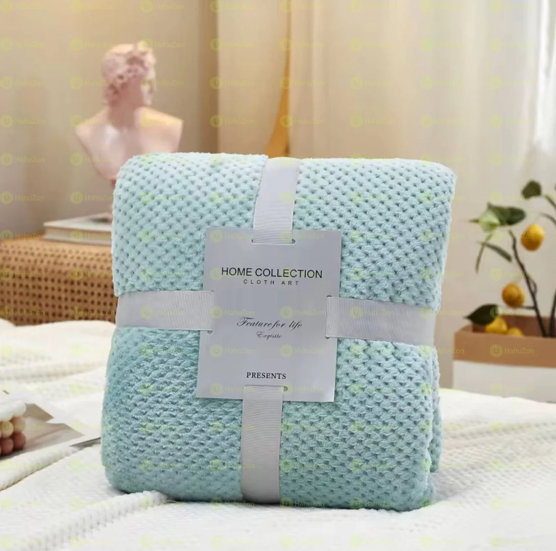 ጋቢ ለምኔ ሶፋ ላይ ቁጭ ሲሉ ትከሻ ላይ ጣል የሚደረግ