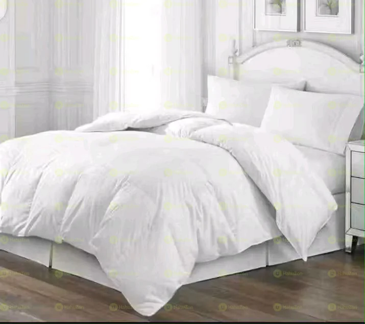 ውብ እና ምቹ ነጭ ኮንፈርቶች