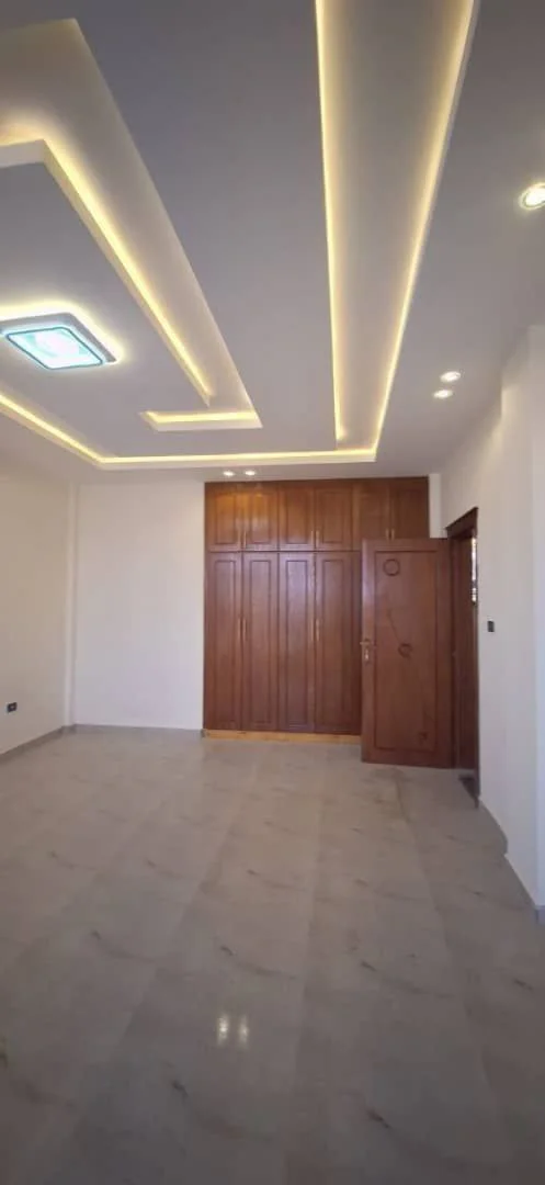 200 ካሬ የሚሸጥ G+3 ቤት በሴ ኤም ሲ