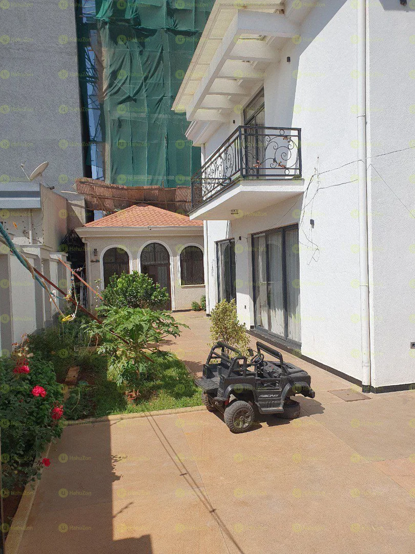 500 ካሬ የሚሸጥ G+2 ቤት በጀሞ ሚካኤል