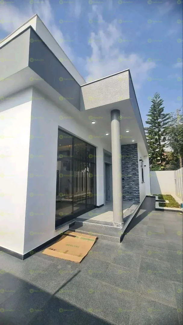 300 ካሬ የሚሸጥ ዘመናዊ ቤት በአያት ዞን ውስጥ