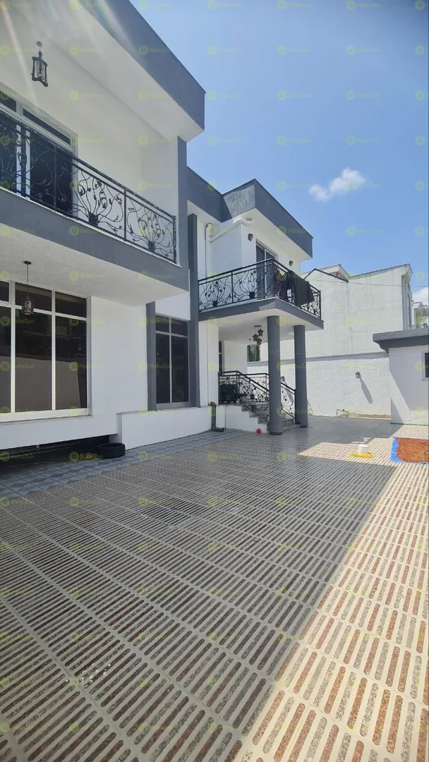 300 ካሬ የሚሸጥ G+1 ቤት በአያት