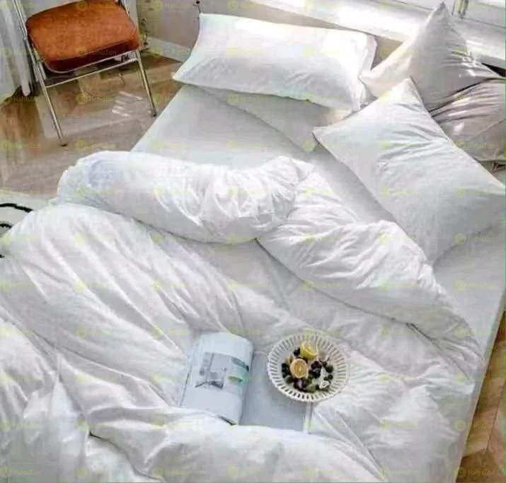 ውብ እና ምቹ ነጭ ኮንፈርቶች