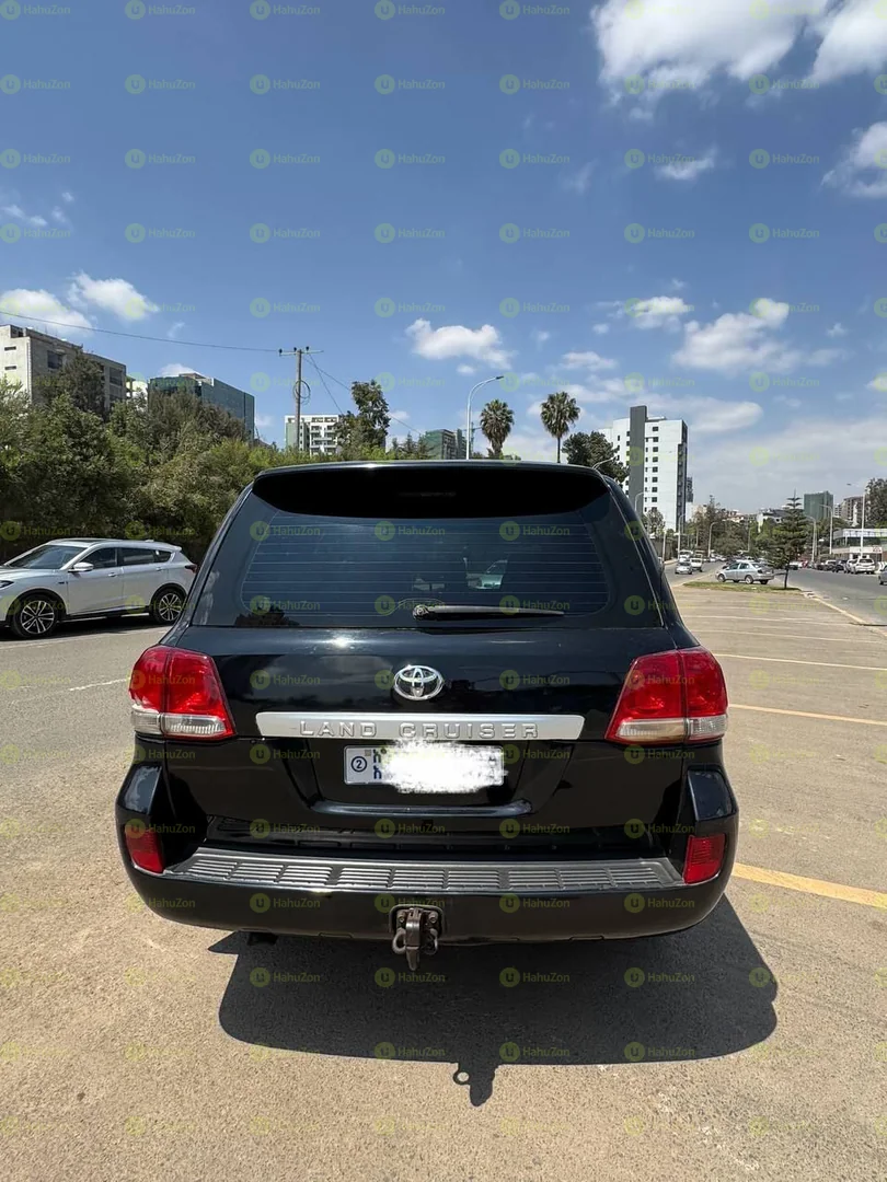 2010 Model-Toyota Land Cruiser V8