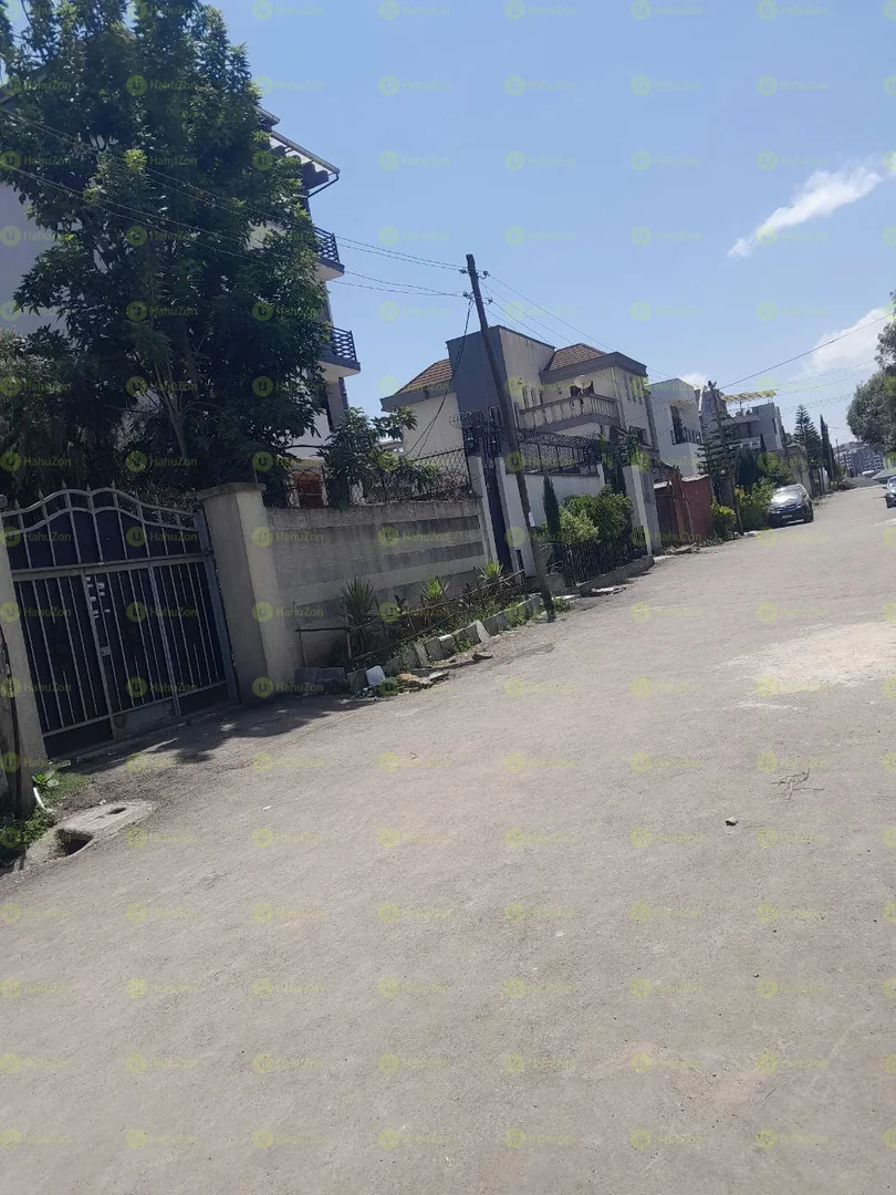 250 ካሬ የሚሸጥ G+2 ቤት በሰሚት ጎላጎል