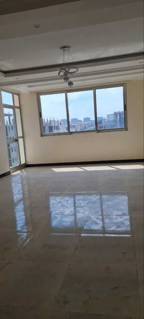 140 ካሬ የሚሸጥ አፓርትመንት