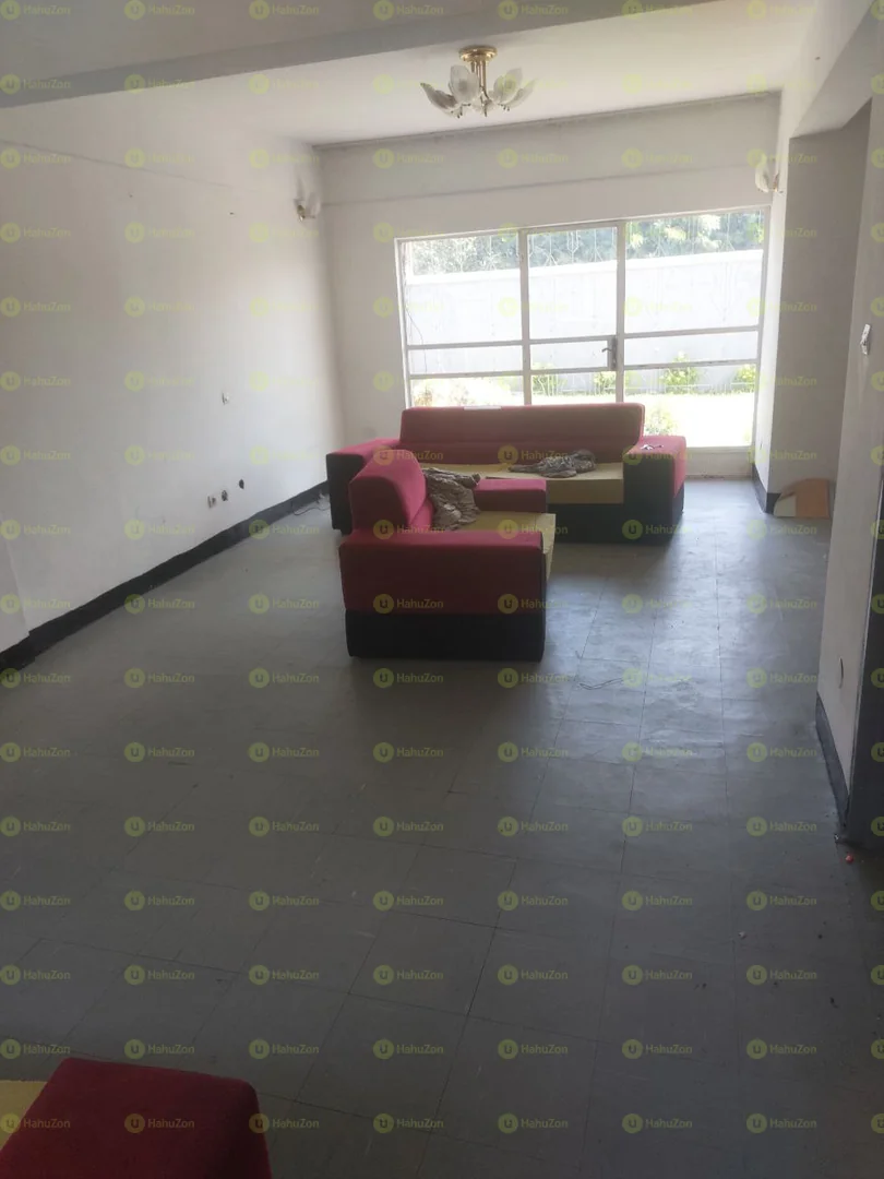 300 ካሬ የሚሸጥ G+1 ቤት በአያት ዞን