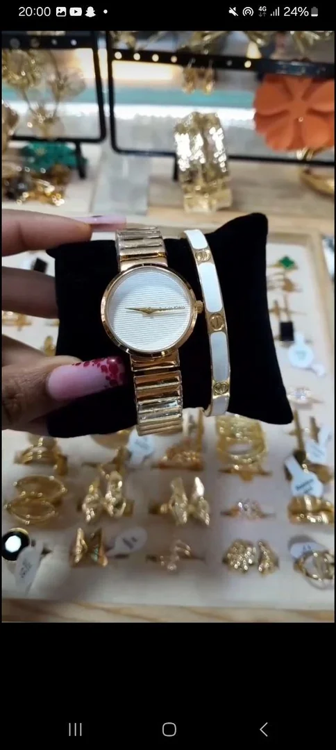 የሴቶች ሰዓት ከነ ብራስሌት