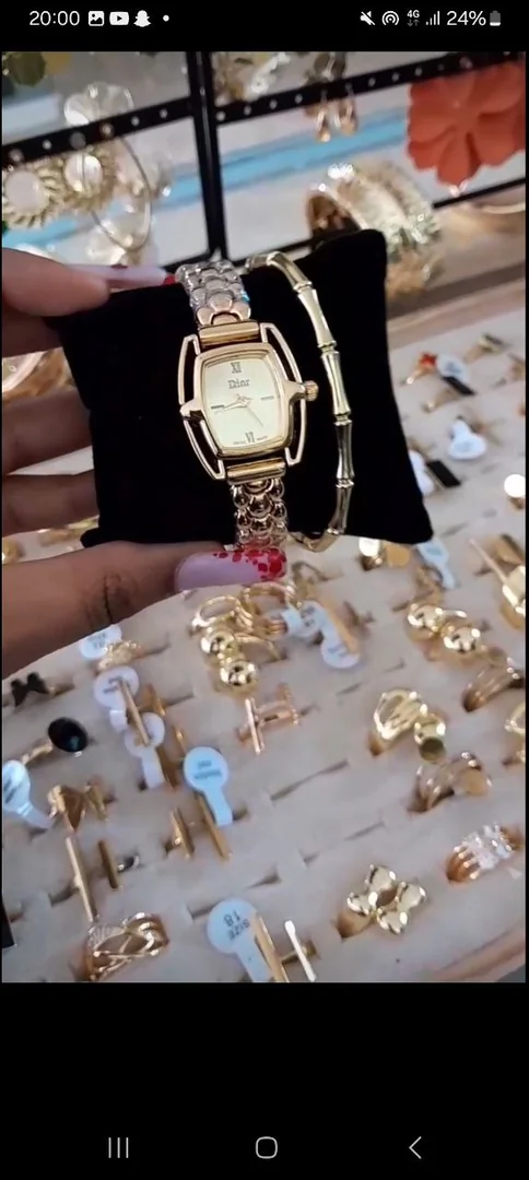 የሴቶች ሰዓት ከነ ብራስሌት