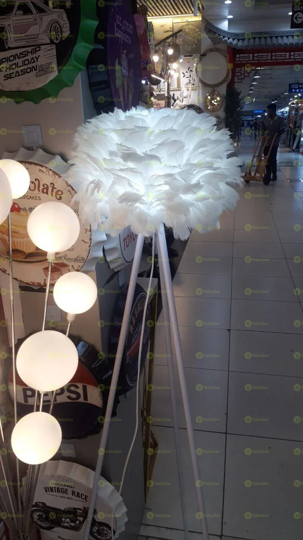 White Pretty Stand Feather Lamp