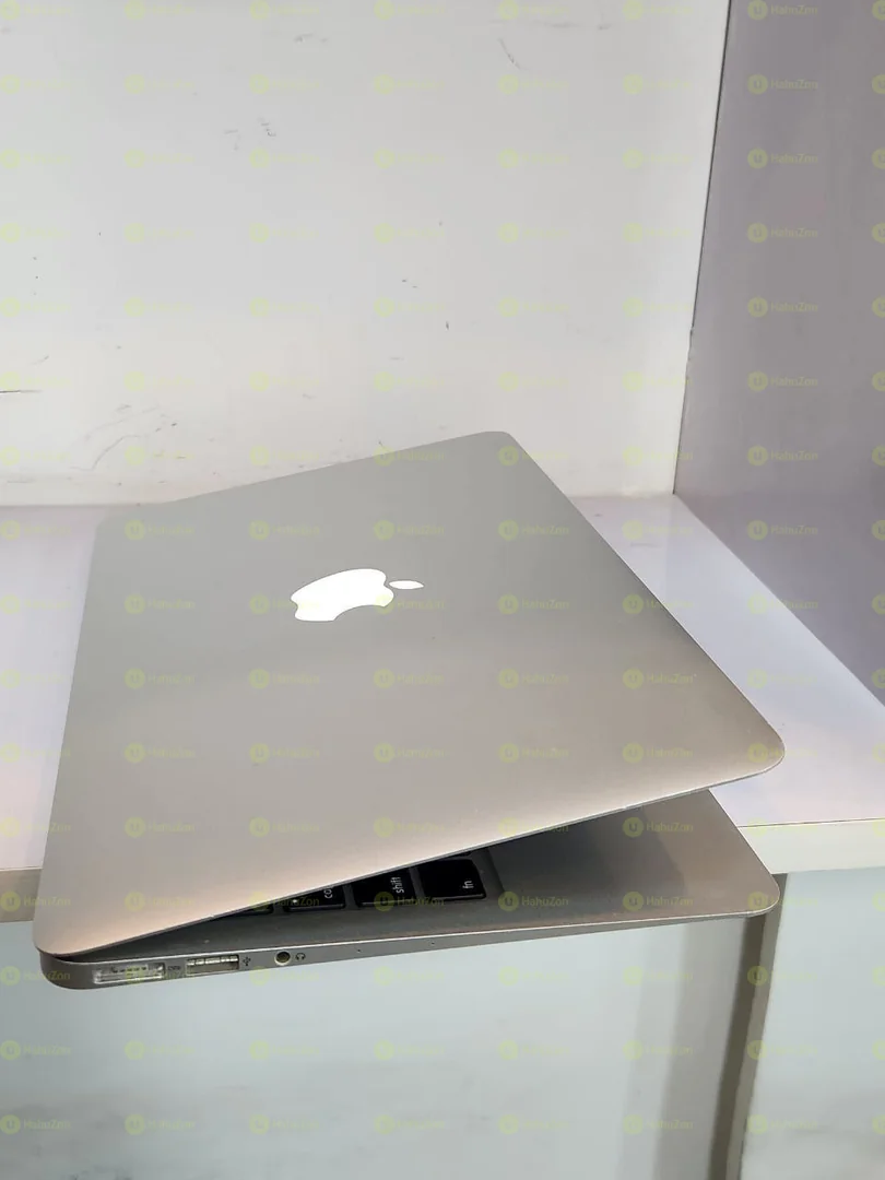 MacBook Air intel Core i5 Laptop