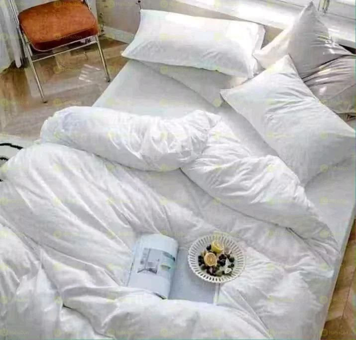 ውብ እና ምቹ ነጭ ኮንፈርቶች