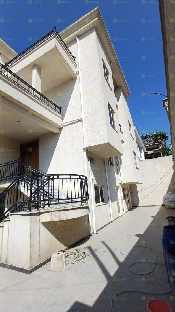 365 ካሬ የሚሸጥ ጂ+2 ቤት በሰሚት