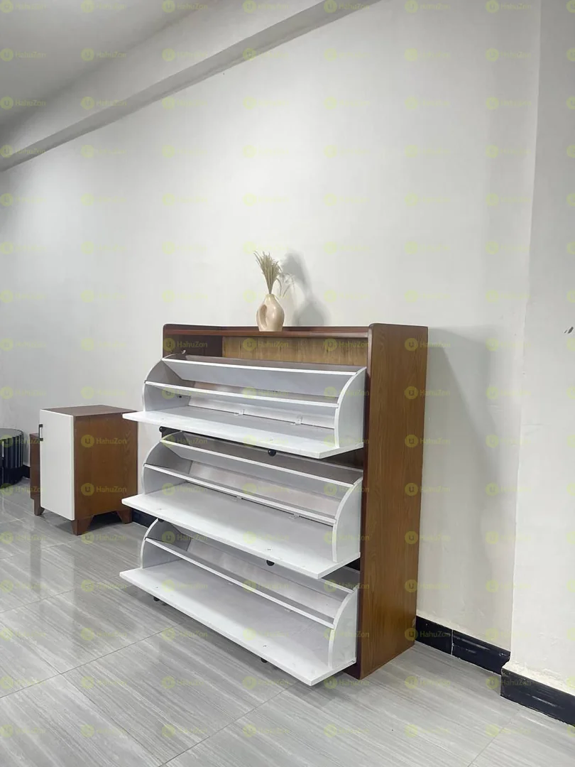 ክላሲክ መስመር በክፍት የጫማ መደርደሪያ