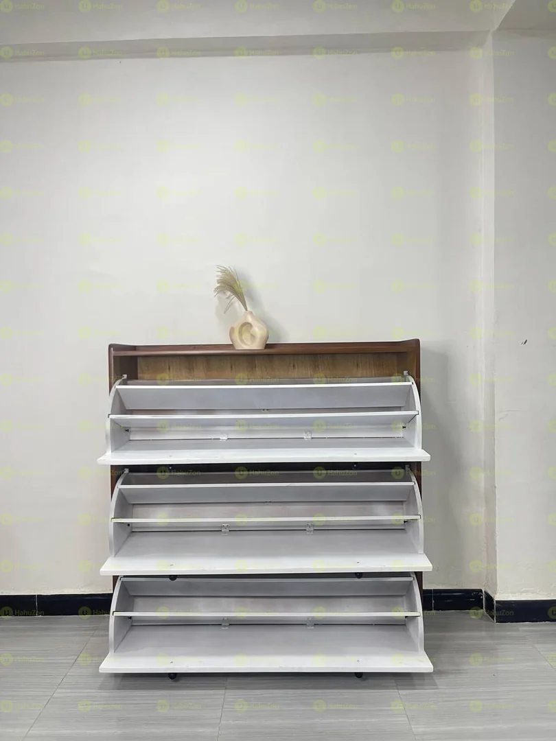 ክላሲክ መስመር በክፍት የጫማ መደርደሪያ