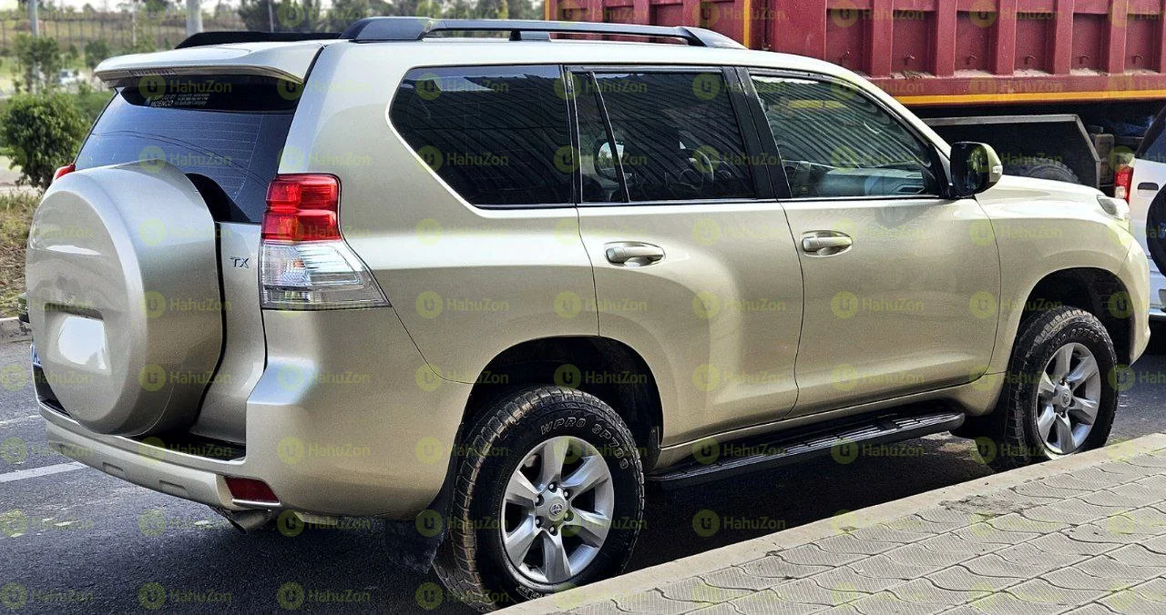 2012 Model-Toyota Landcruiser parado