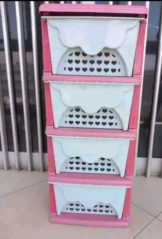 ባለ አራት መሳቢያ ያለው የልጅ ልብስ መደርደሪያ