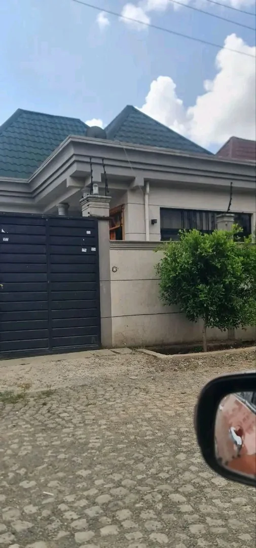 150 ካሬ የሚሸጥ ጂ+3 ቤት በሰሚት