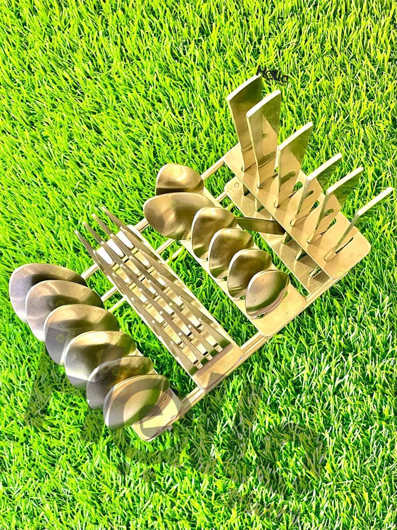 ማንኪያ ሹካ እንዲሁም ቢላዋ የያዘ