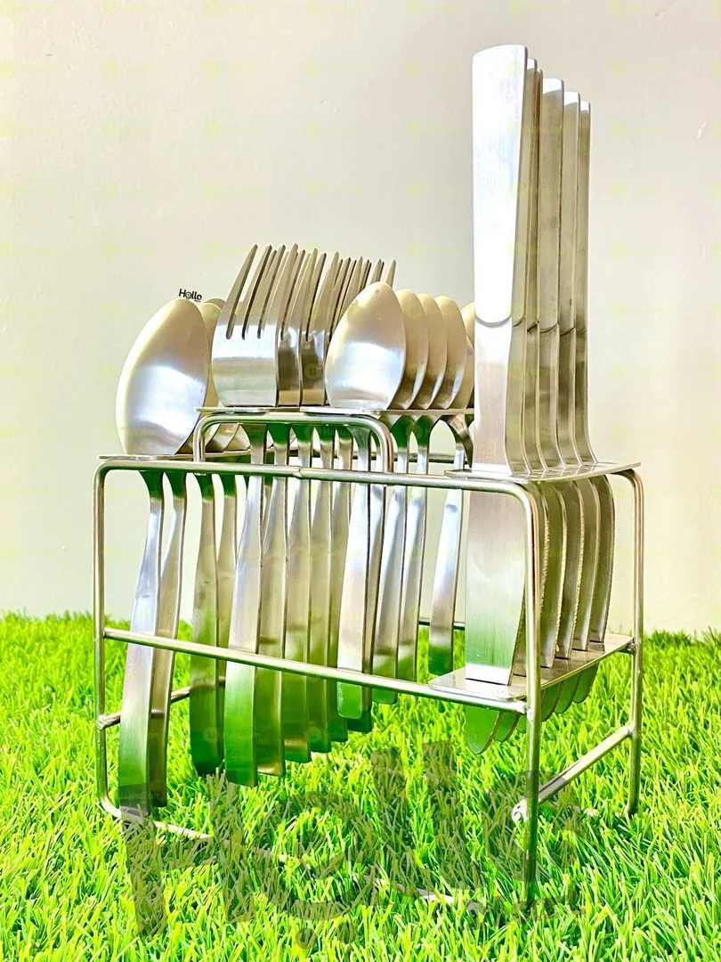 ማንኪያ ሹካ እንዲሁም ቢላዋ የያዘ