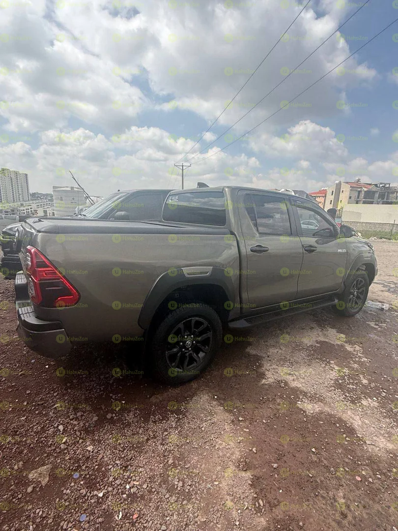 2022 Model-Toyota Hilux Invisible Double Cap