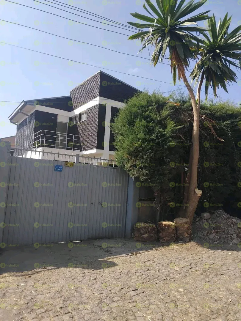 300 ካሬ የሚሸጥ G+1 ቤት በአያት