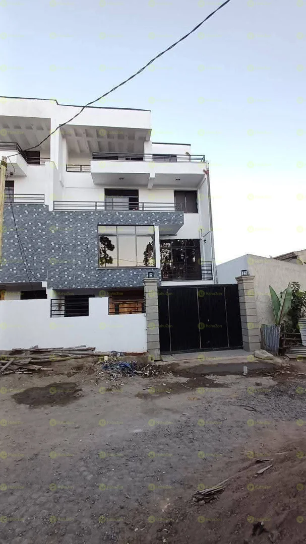 165 ካሬ የሚሸጥ ጂ+3 ቤት በሰሚት