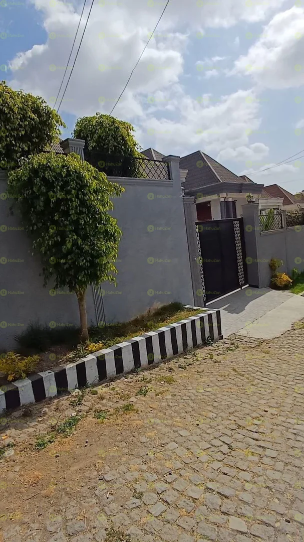 277 ካሬ የሚሸጥ ዘመናዊ ቪላ ቤት በየረር