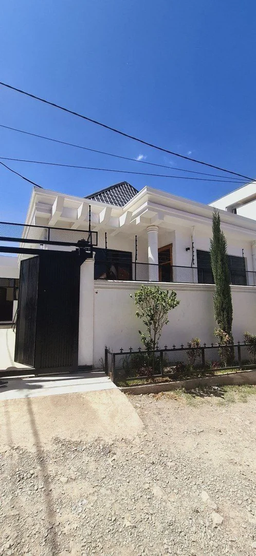 180 ካሬ የሚሸጥ ዘመናዊ ቪላ ቤት በሰሚት