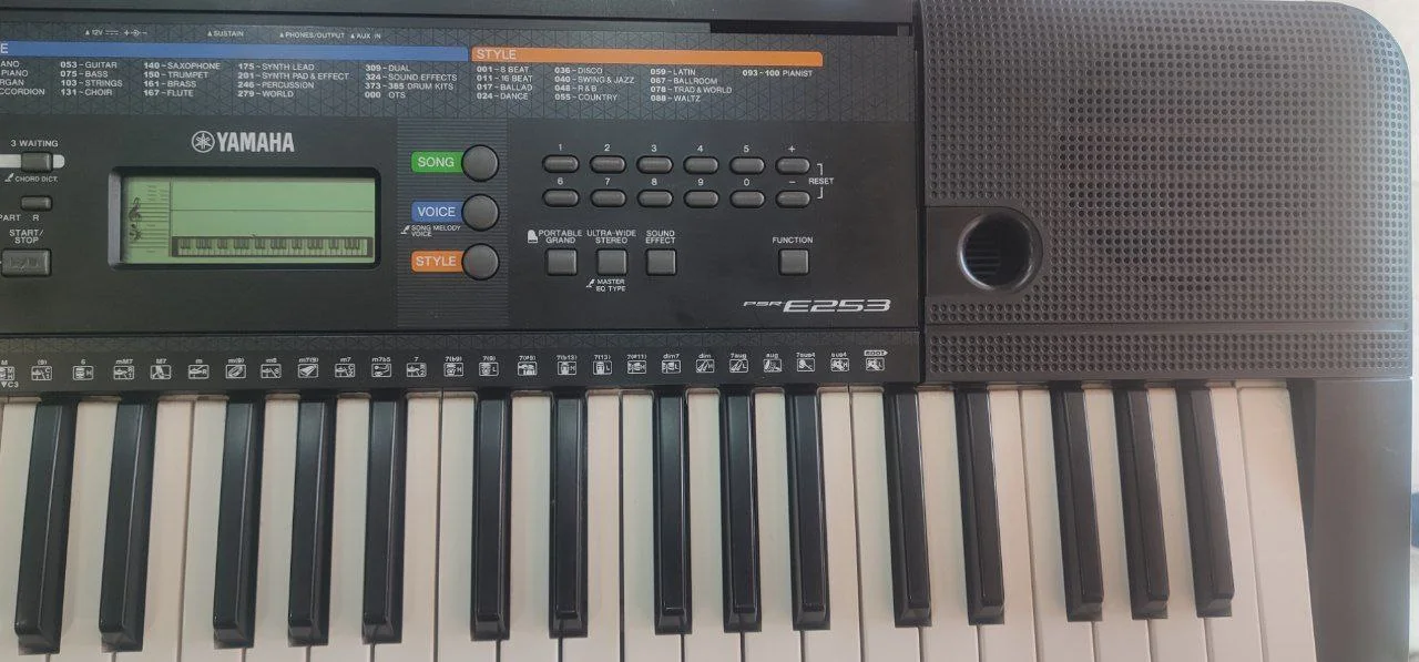Yamaha Psr E - 253 Training Type Keyboard