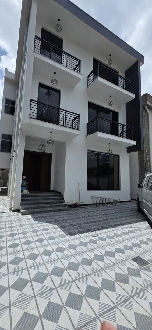 250 ካሬ የሚሸጥ G+2 ቤት በአያት